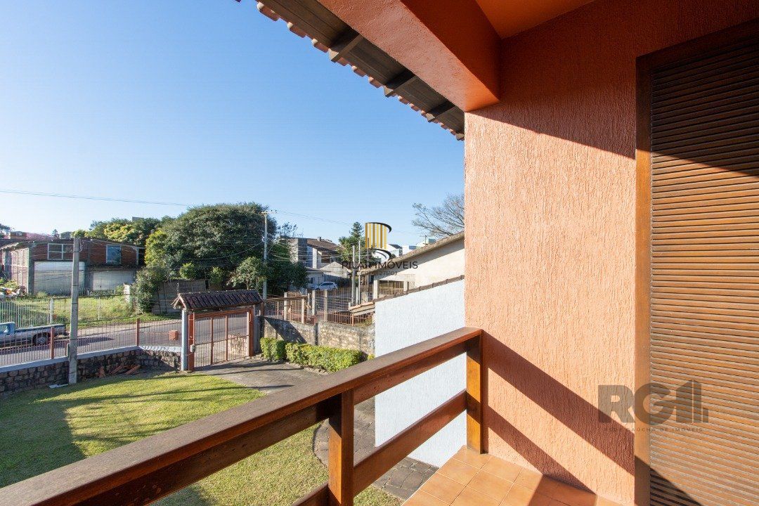 Casa para Venda - 300m², 3 dormitórios, sendo 1 suites, 4 vagas - Tristeza