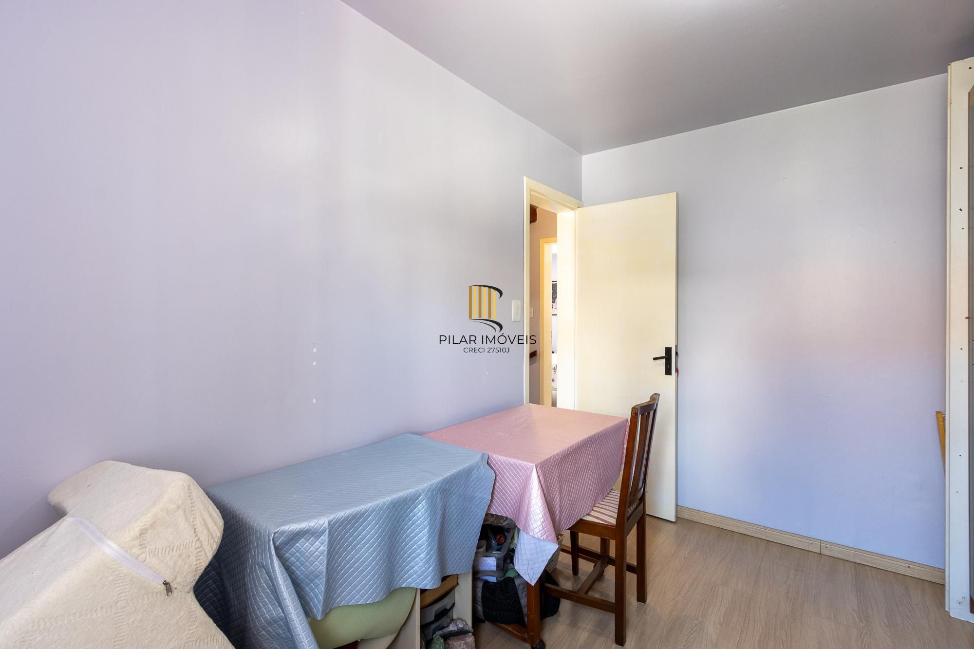 Casa de condomínio, de 3 dormitórios, 1 suíte e 2 vagas de garagem.