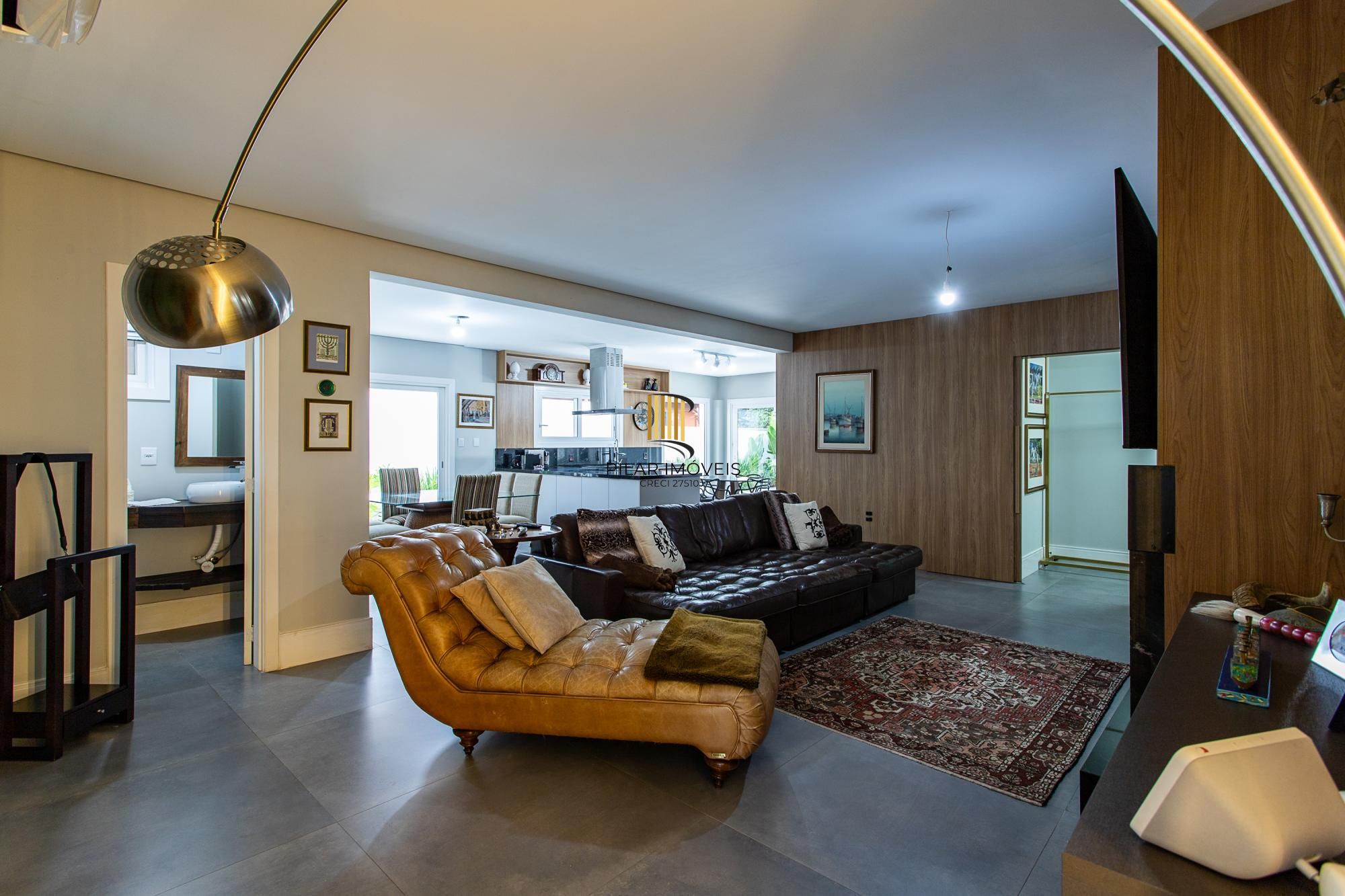 Casa térrea no Condominio Terra Ville, com patio e piscina.