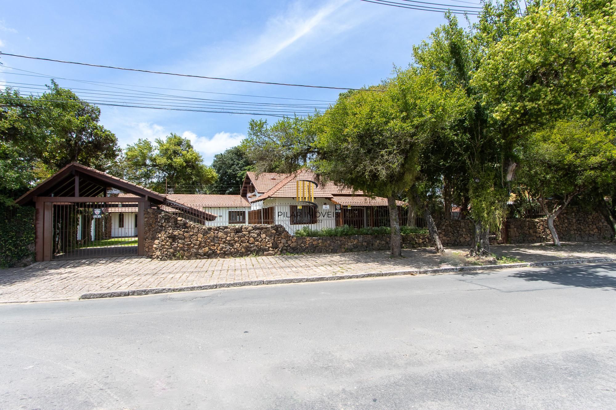 Casa com 2 dormitórios 3 banheiros. lareira e churrasqueira, e com arquitetura moderna.