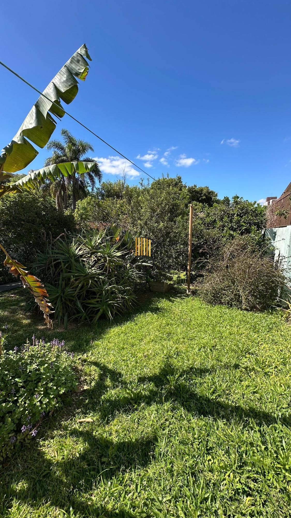 Casa com 4 dormitórios no Bairro Tristeza, com churrasqueira, lareia e vaga de garagem.