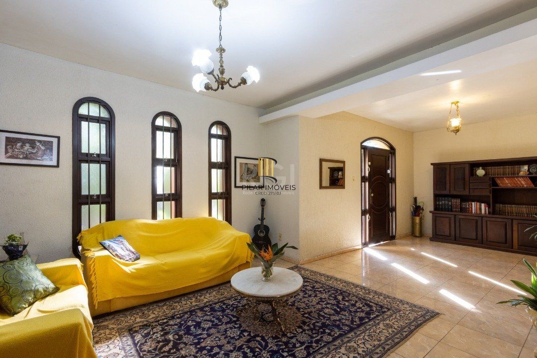 Sobrado com 345m² privativos, 3 suites, 2 vagas, churrasqueira. pátio com piscina - Bairro Cristal