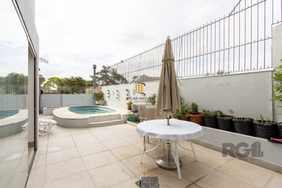 Casa em condominio . com 6 suites, sendo 3 suítes master com closet e hidro.