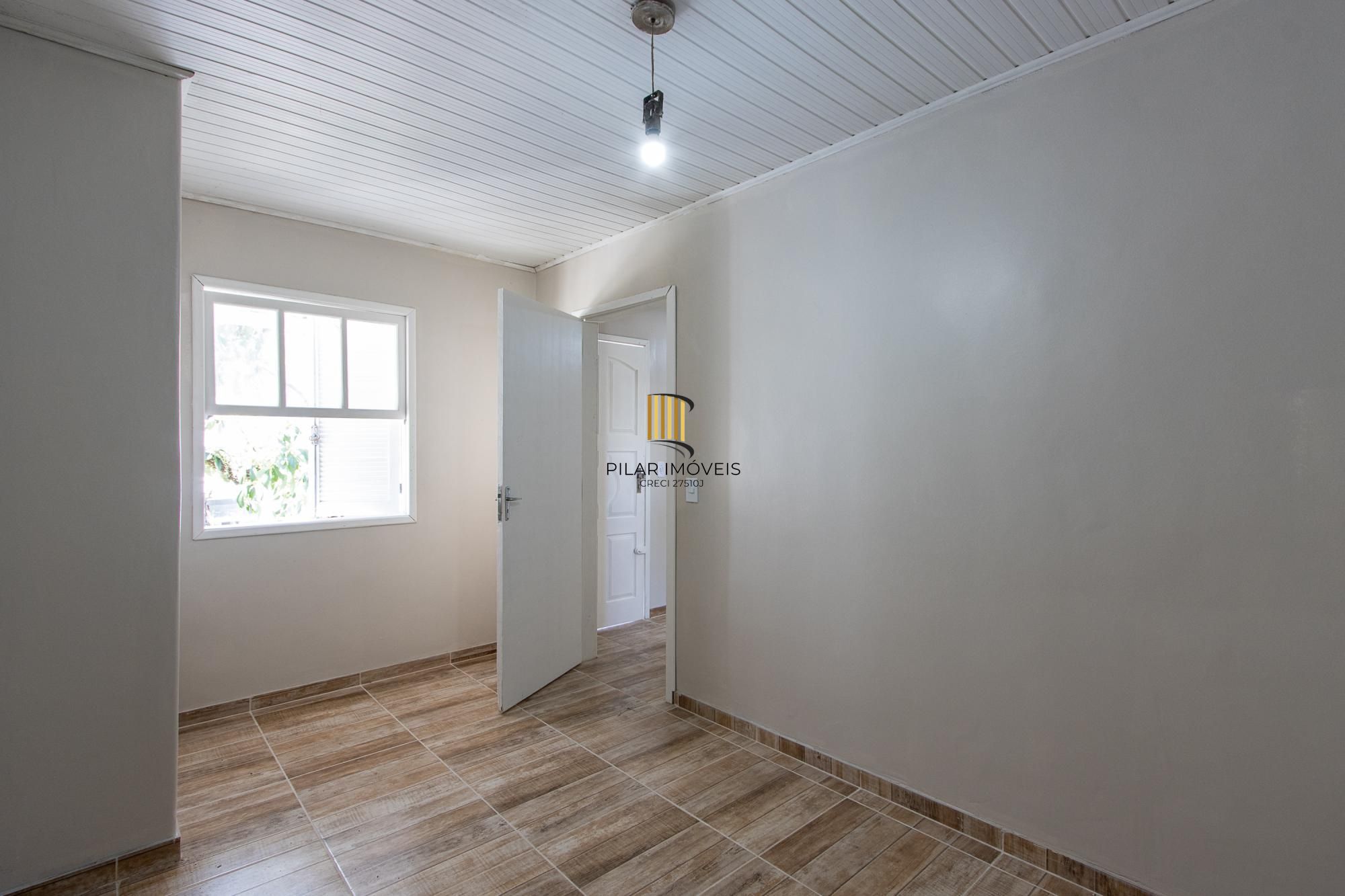 Casa de alvenaria, com 3 quartos, 1 suíte e 3 vagas de garagem.