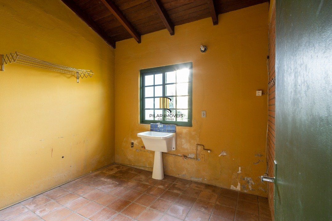 Casa para Venda - 244m², 3 dormitórios, sendo 1 suites, 2 vagas - Guarujá