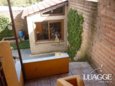casa com 4 dormitórios, sendo uma suíte , e 530 area privativa