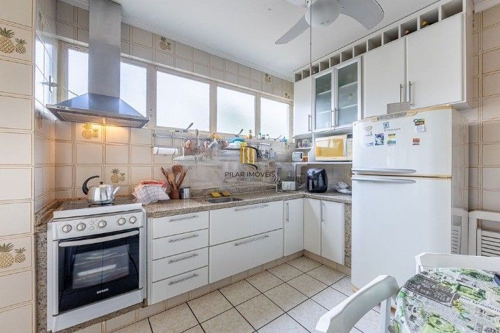 Cobertura no Bairro Auxiliadora, 3 dormitórios, 1 suíte, churrasqueira e vaga coberta.