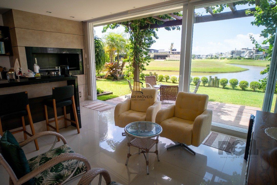 Oportunidade Única! Casa em Condomínio à Beira do Lago com 4 Suítes, sendo uma Térrea e uma Suíte Master Espetacular!