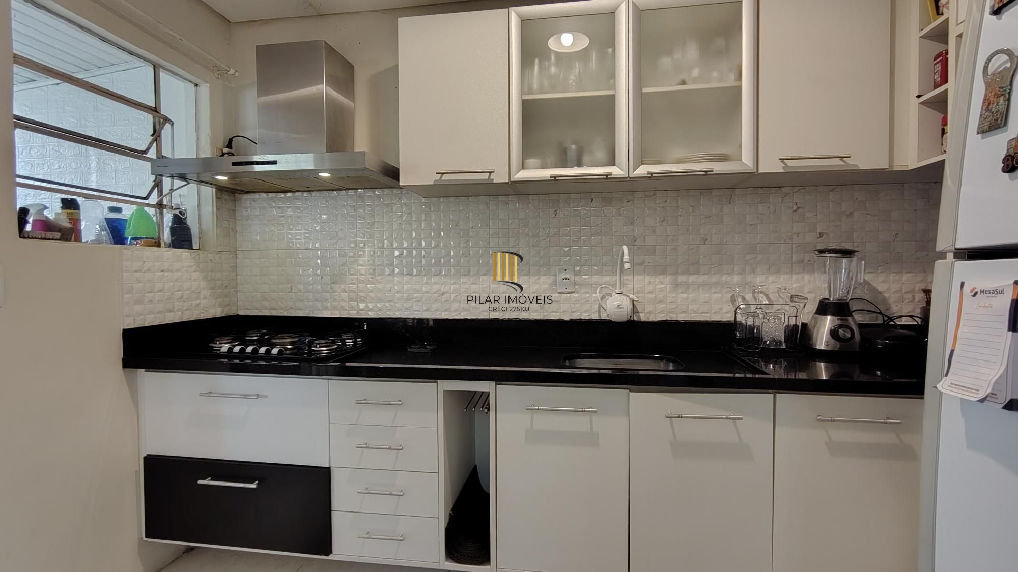 Casa térrea, 2 dormitórios, 1 suíte e 2 vagas no bairro Aberta dos Morros.