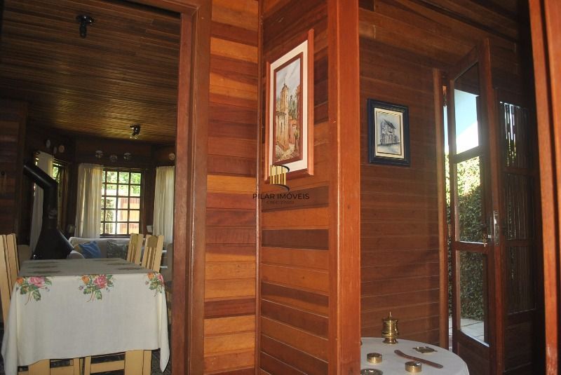 Casa para Venda - 250m², 3 dormitórios, 4 vagas - Serraria