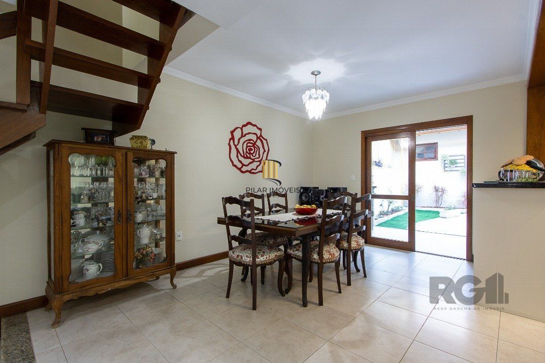 Casa para Venda - 300m², 5 dormitórios, sendo 1 suites, 4 vagas - Portal do Guarujá