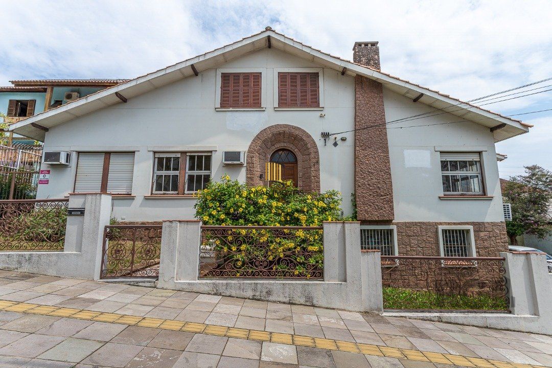 Casa  4 dormitórios, sendo 1 suíte no bairro Menino Deus em Porto Alegre