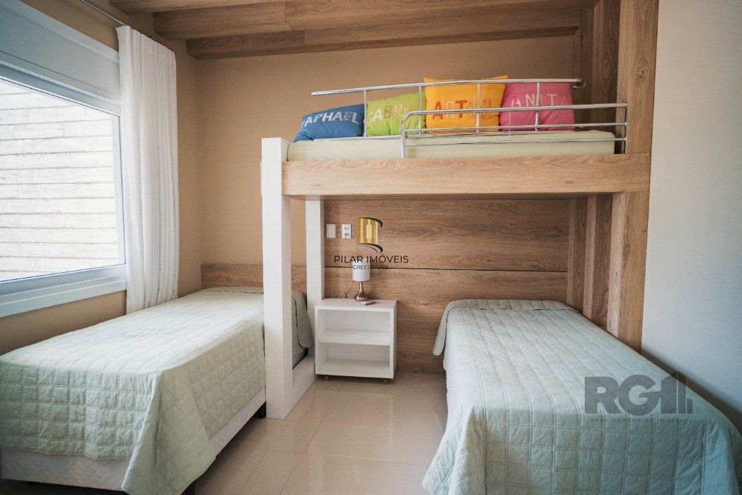 Oportunidade Única! Casa em Condomínio à Beira do Lago com 4 Suítes, sendo uma Térrea e uma Suíte Master Espetacular!