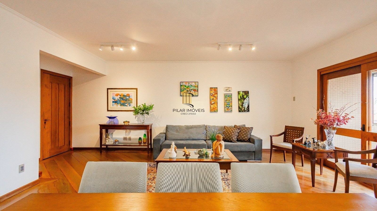 Apartamento com três quartos e três vagas, no bairro Bela Vista