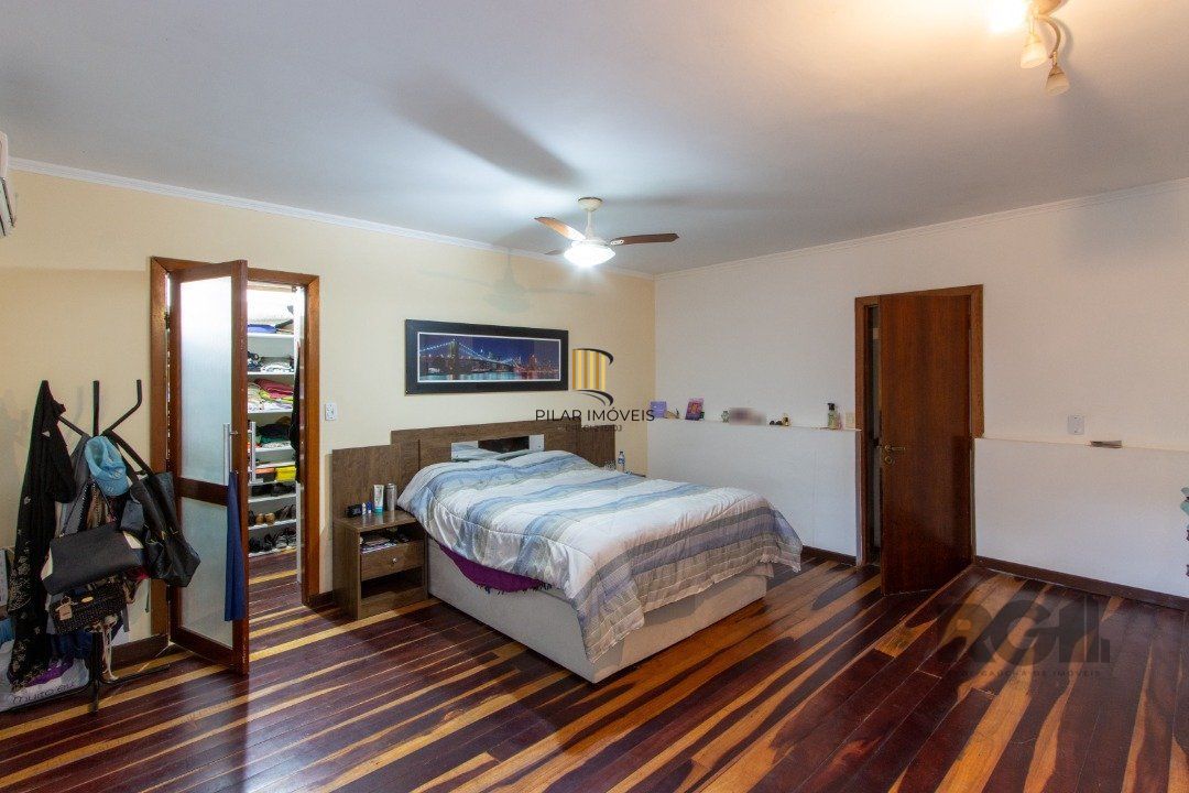 Casa no bairro Cristal, Possui 4 dormitórios, sendo 1suíte, closet e banheira de hidromassagem, com possibilidade de um podendo 1 dormitórios extra.