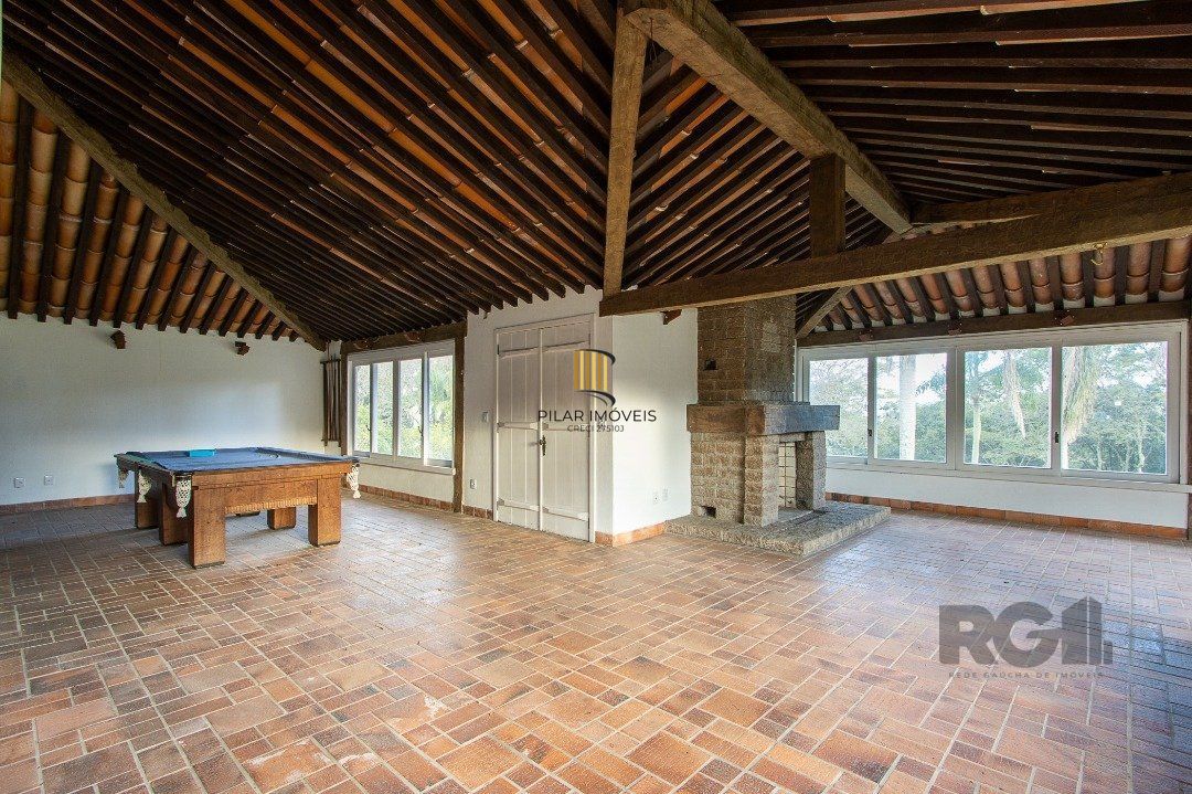 Casa Condomínio a Venda - 880m², 5 dormitórios, sendo 2 suítes, a master com lareira, 4 vagas - Cavalhada