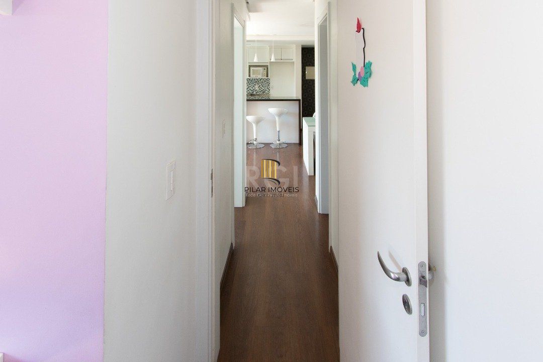 Apartamento | Bairro Cristal | 2 dormitórios | Suíte |  Semi mobiliado |  1 vaga escriturada