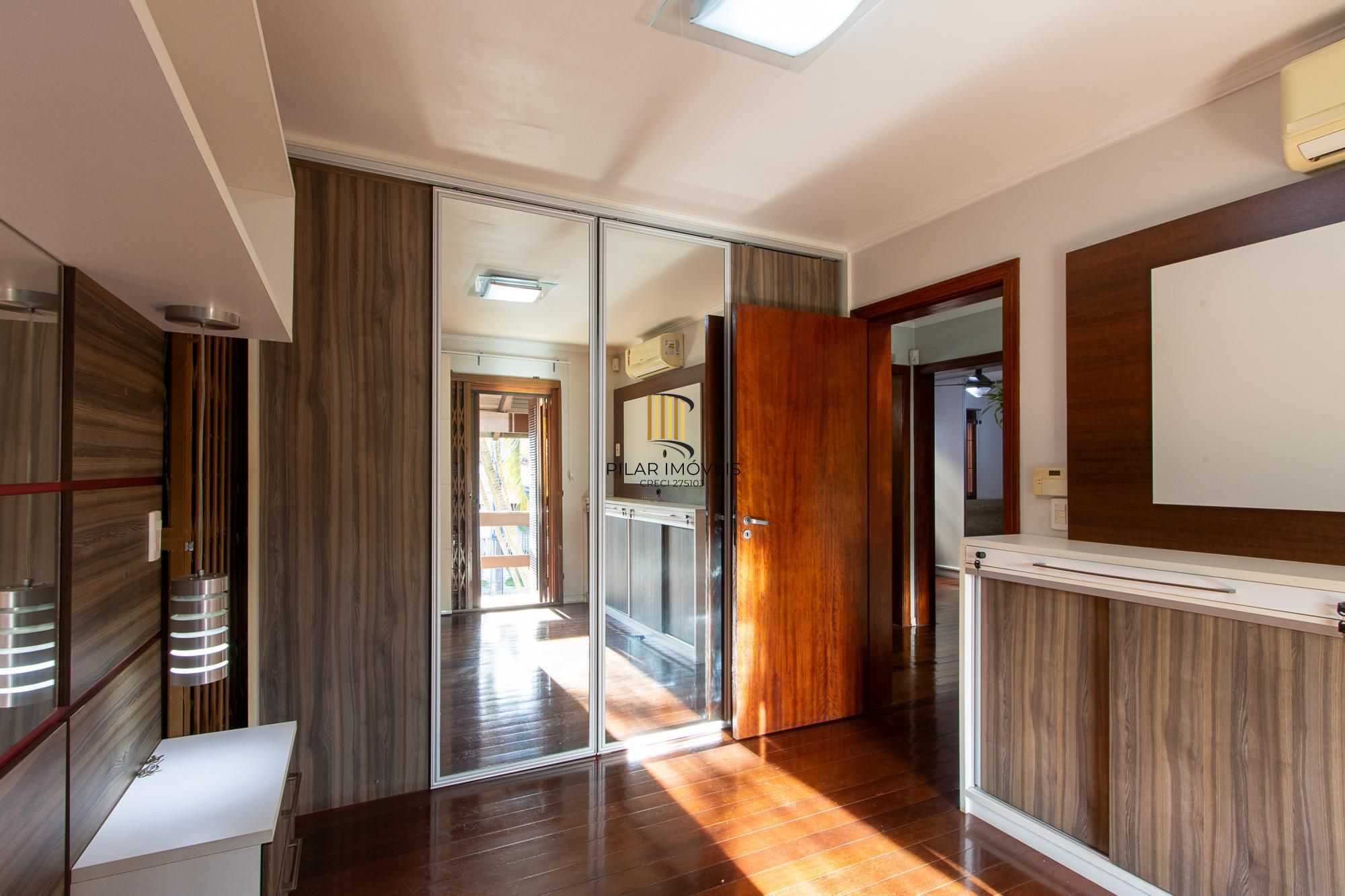 Excelente casa de 3 dormitórios, 1 suíte, pátio, piscina e vaga para 2 carros cobertas.