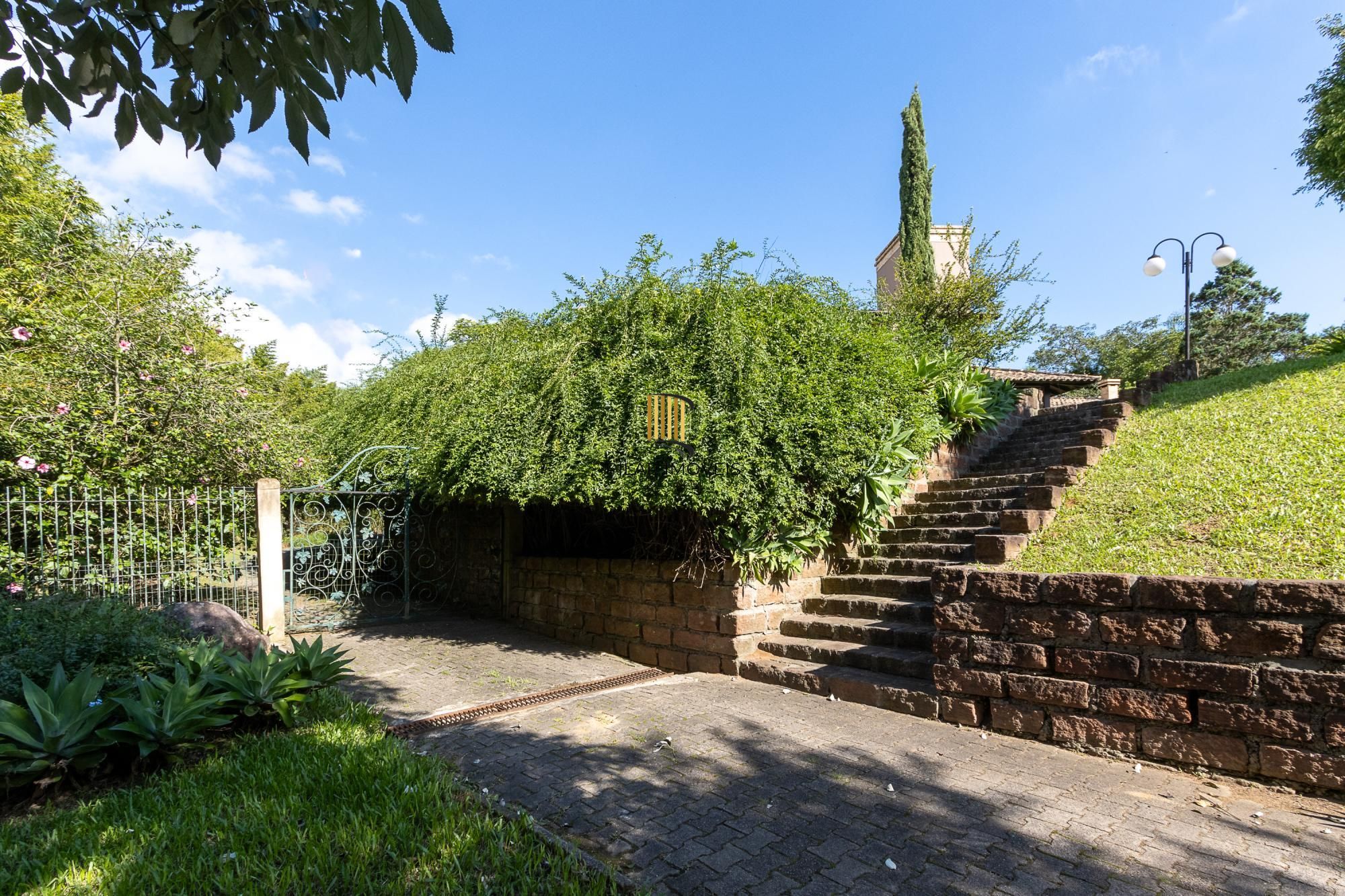 Casa em condomínio á venda com 6 dormitórios em Porto Alegre
