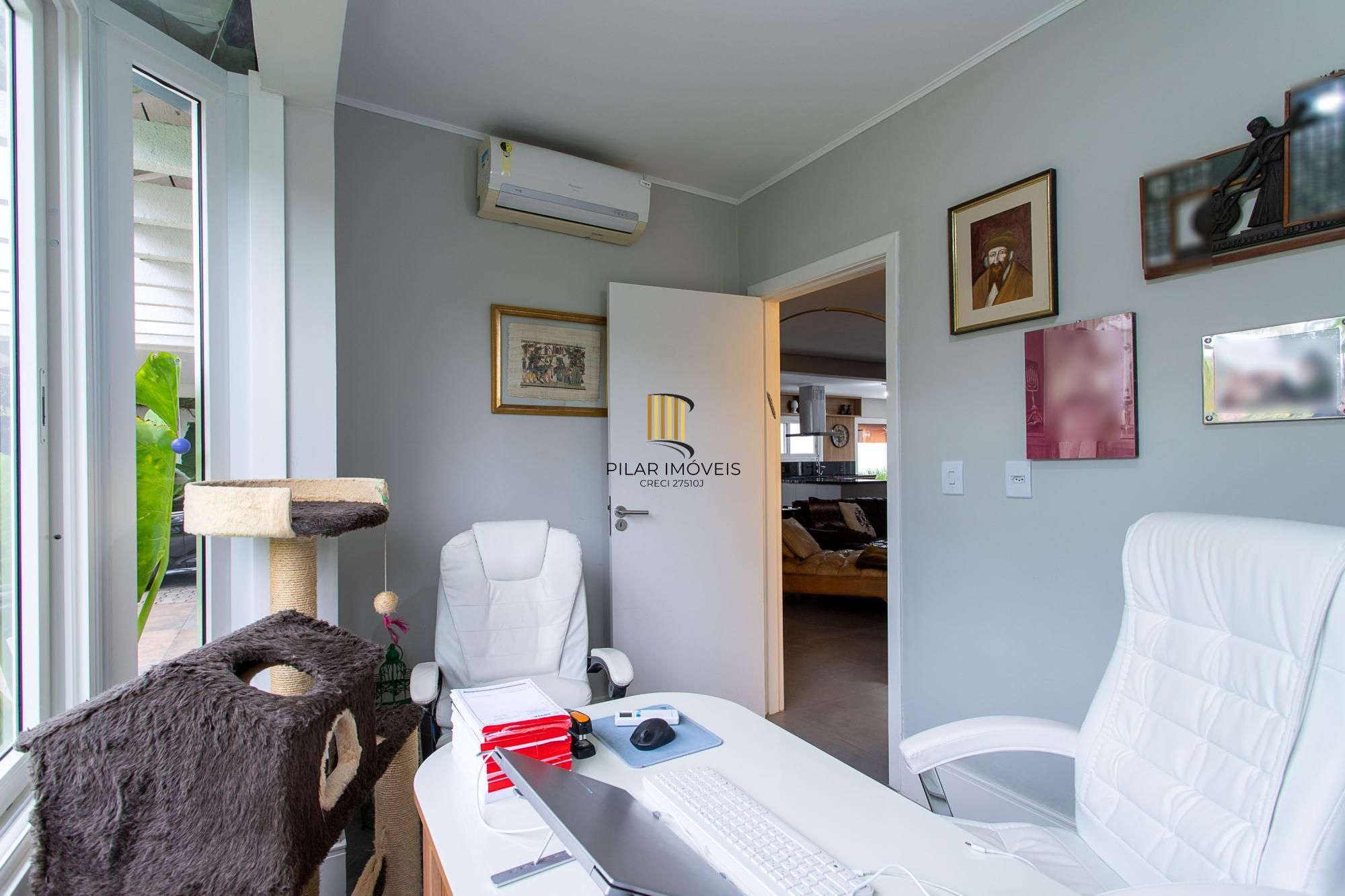 Casa térrea no Condominio Terra Ville, com patio e piscina.