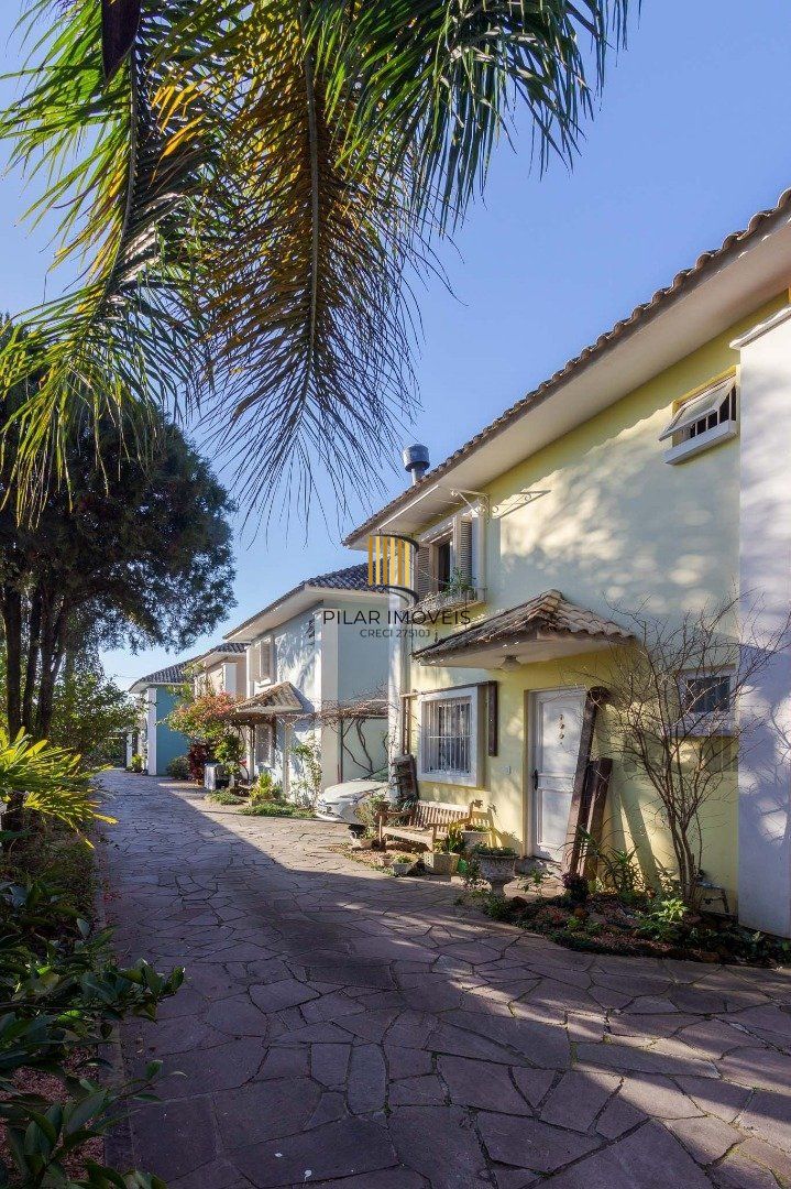 Casa em condomínio, 3 quartos, 1 suite, lareira, churrasqueira, 1 vaga - Bairro Tristeza