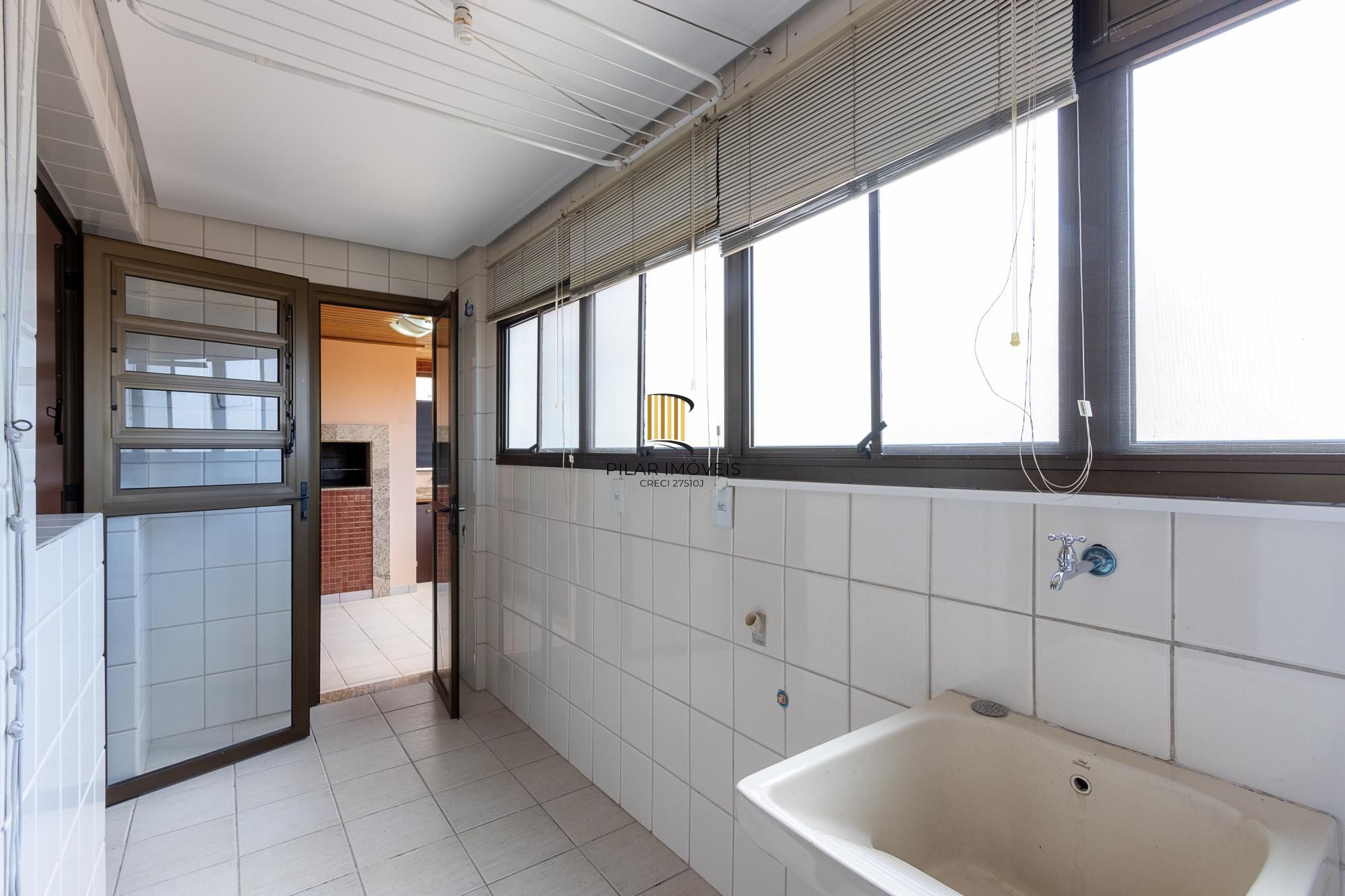 Apartamento 3 quartos, 1 suite, dependência, sacada com churrasqueira, 2 vagas - Bairro Menino Deus