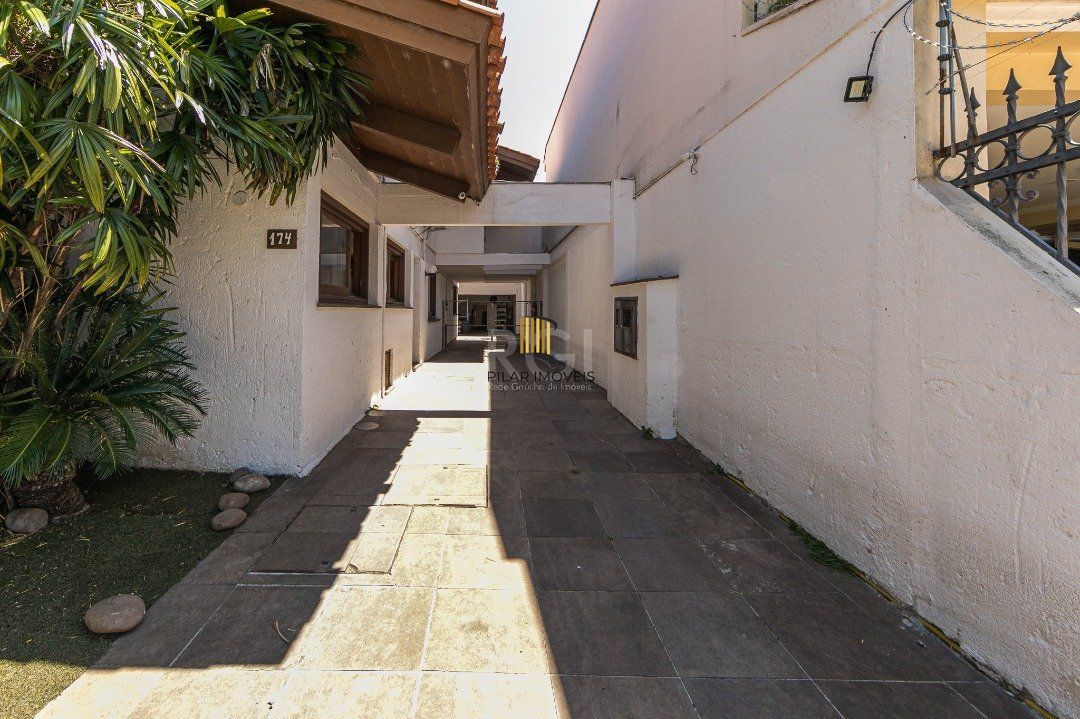 Casa para Venda - 370m², 5 dormitórios, sendo 2 suites, 7 vagas - Vila Assunção