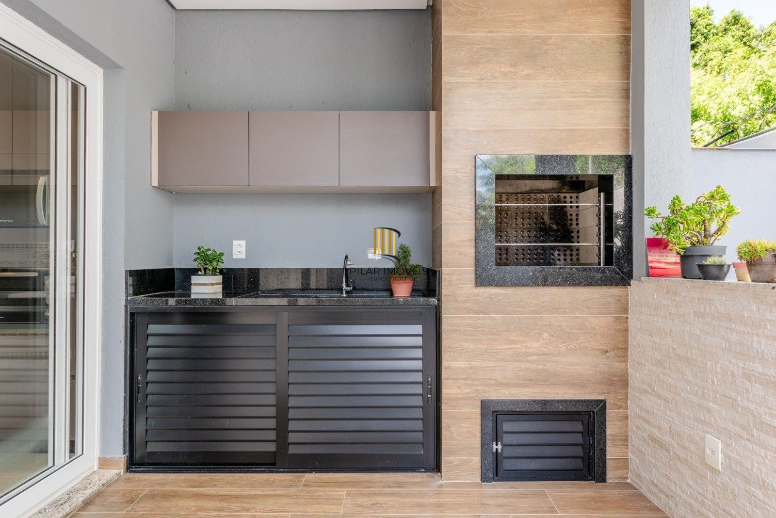 Casa em Condomínio com 228m² e 3 dormitórios, 1 suíte, 3 vagas no bairro Sarandi