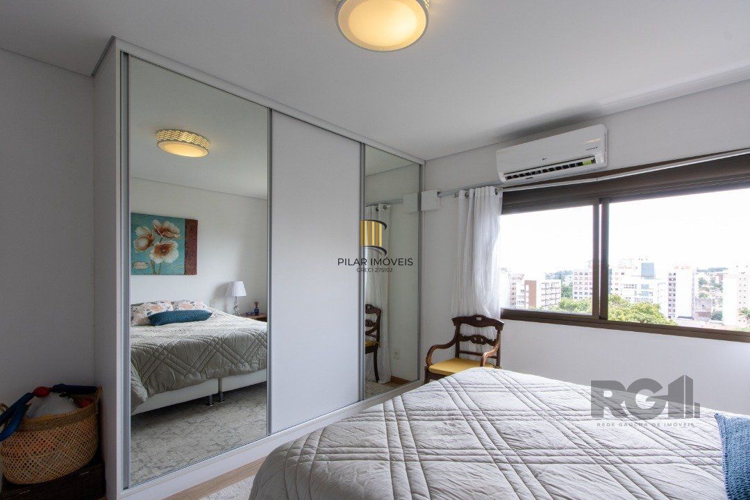 Apartamento possui 3 dormitórios, sendo 1 suíte, semi-mobiliado, com 107,27m² de área privativa, living para 2 ambientes, espaço gourmet com churrasqueira, cozinha com área de serviço; 2 vagas simples de garagem