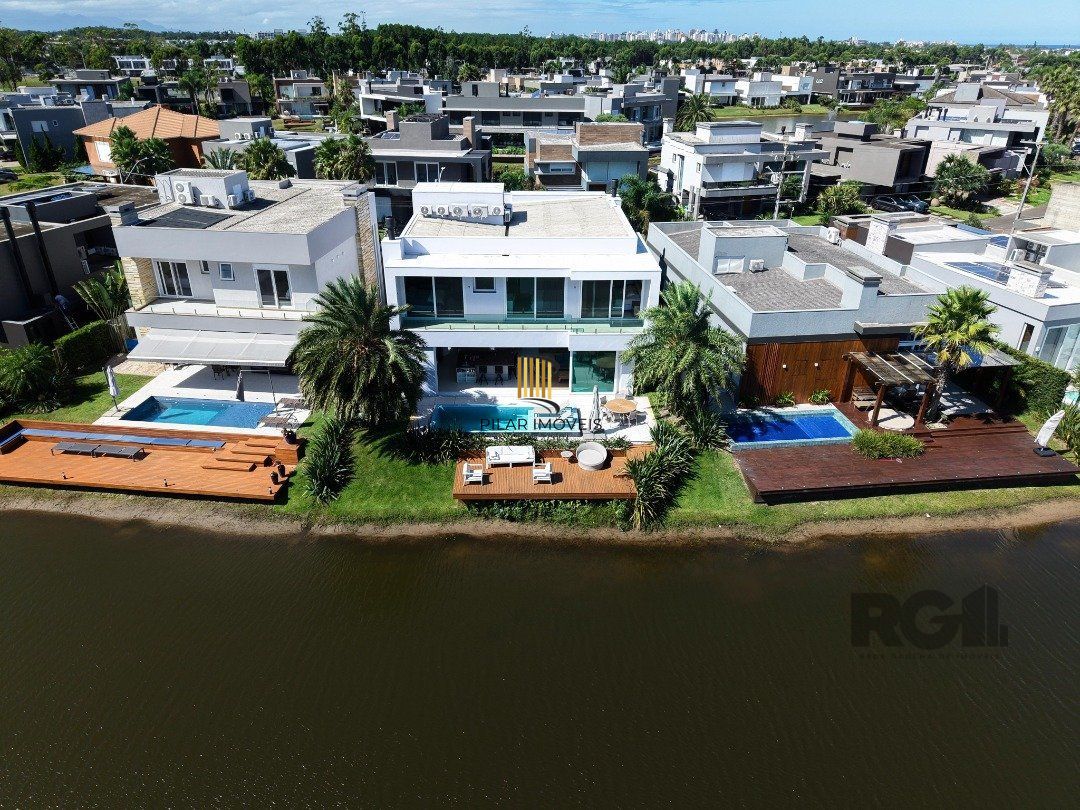 SOBRADO BEIRA LAGO À VENDA NO CONDOMÍNIO MALIBU 