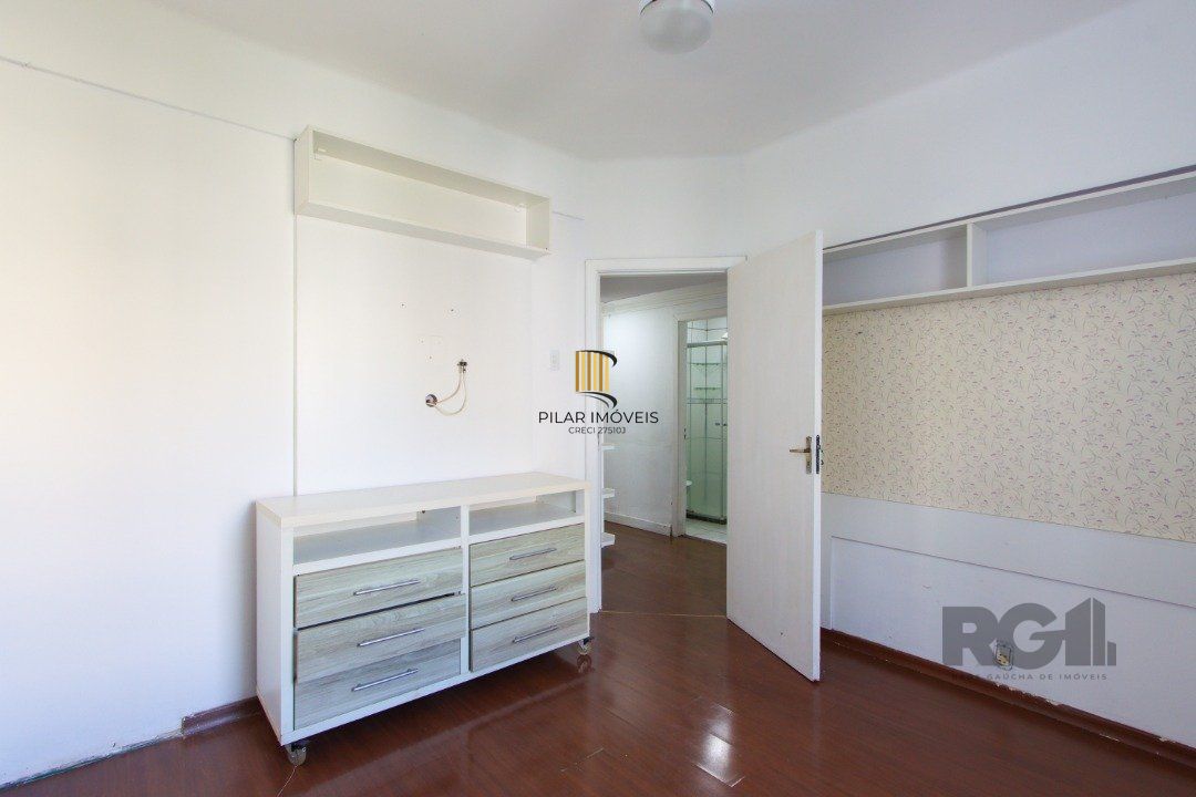 Apartamento semi-mobiliado, possui 3 dormitórios, sendo 1 suíte