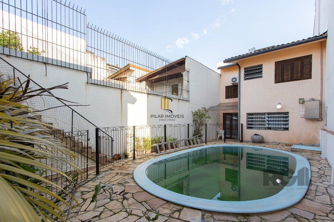 Casa 4 dormitórios no bairro Azenha