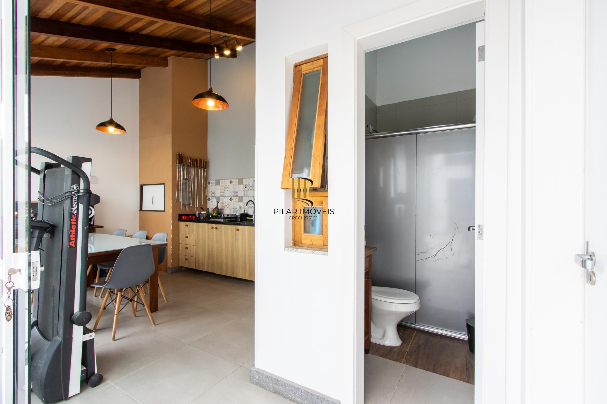 Excelente casa de alvenaria, 4 dormitórios, 2 suítes e 2 vagas de garagem.