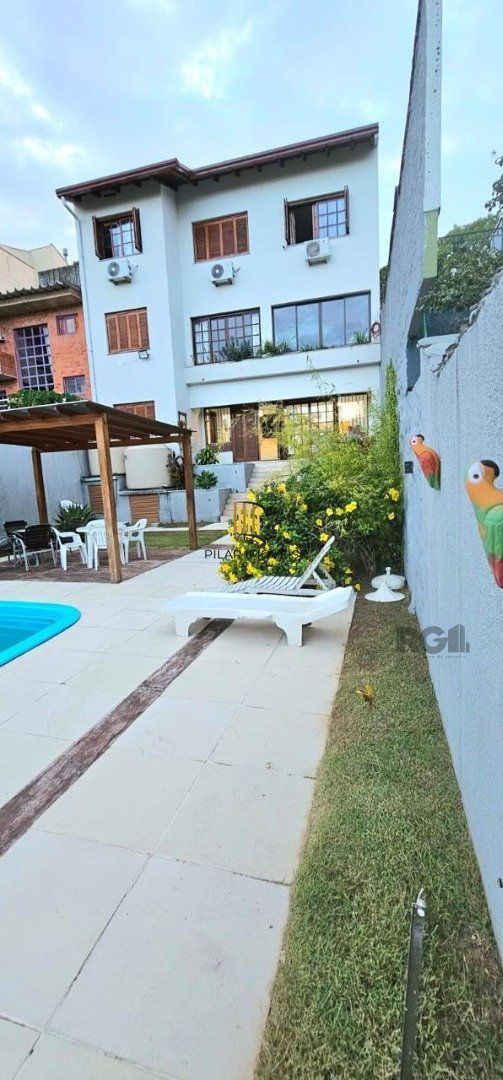Casa para Venda - 350m², 5 dormitórios, sendo 1 suite, 6vagas - Cristal