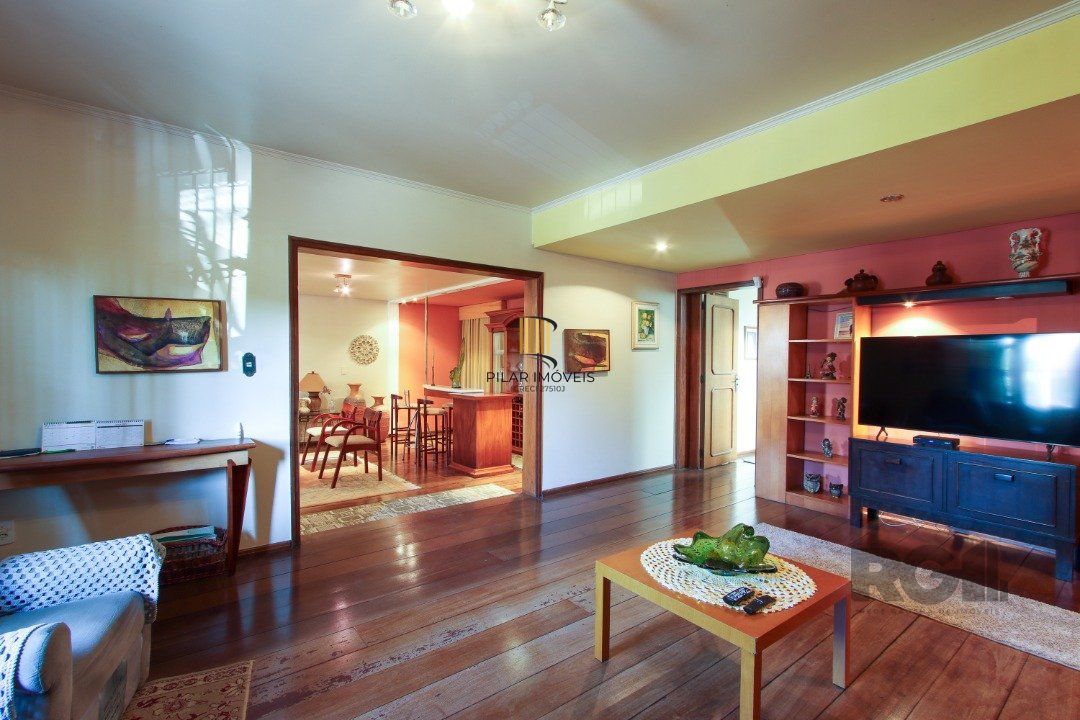 Casa a venda com 03 dormitórios, living 03 ambientes com vista para o Rio.