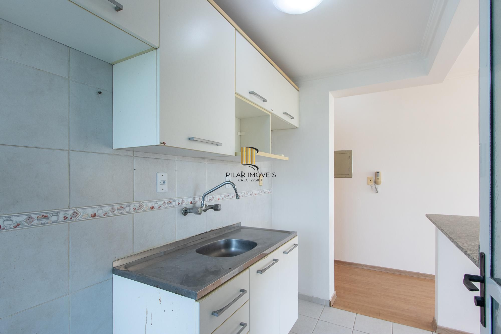 Apartamento de 3 dormitórios, 1 banheiro e uma vaga de garagem.