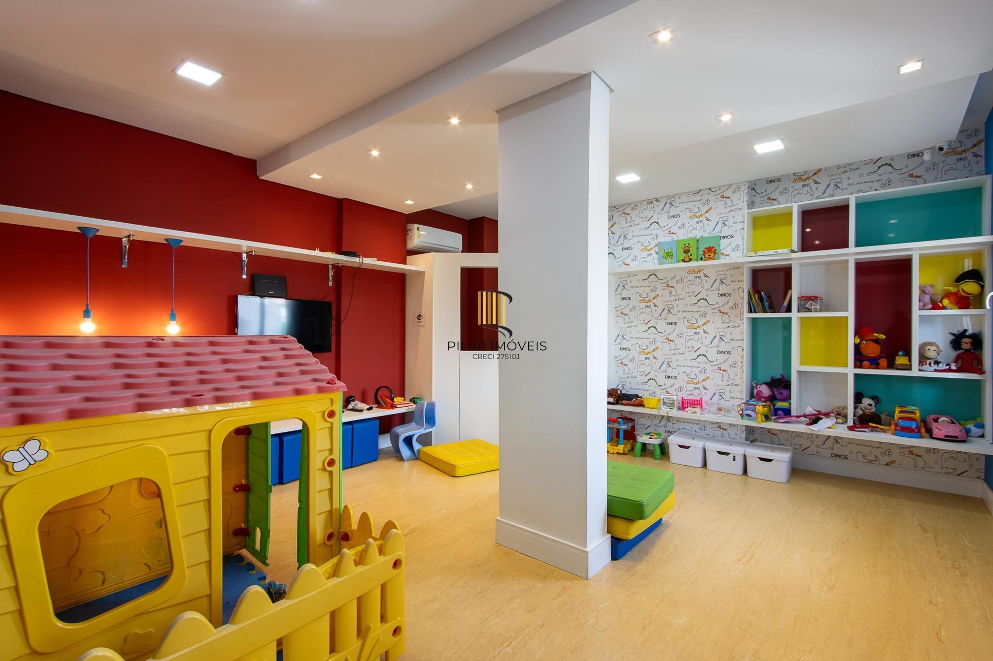 Apartamento de 2 dormitórios com suíte, churrasqueira e infraestrutura completa na Zona Sul de Porto Alegre.