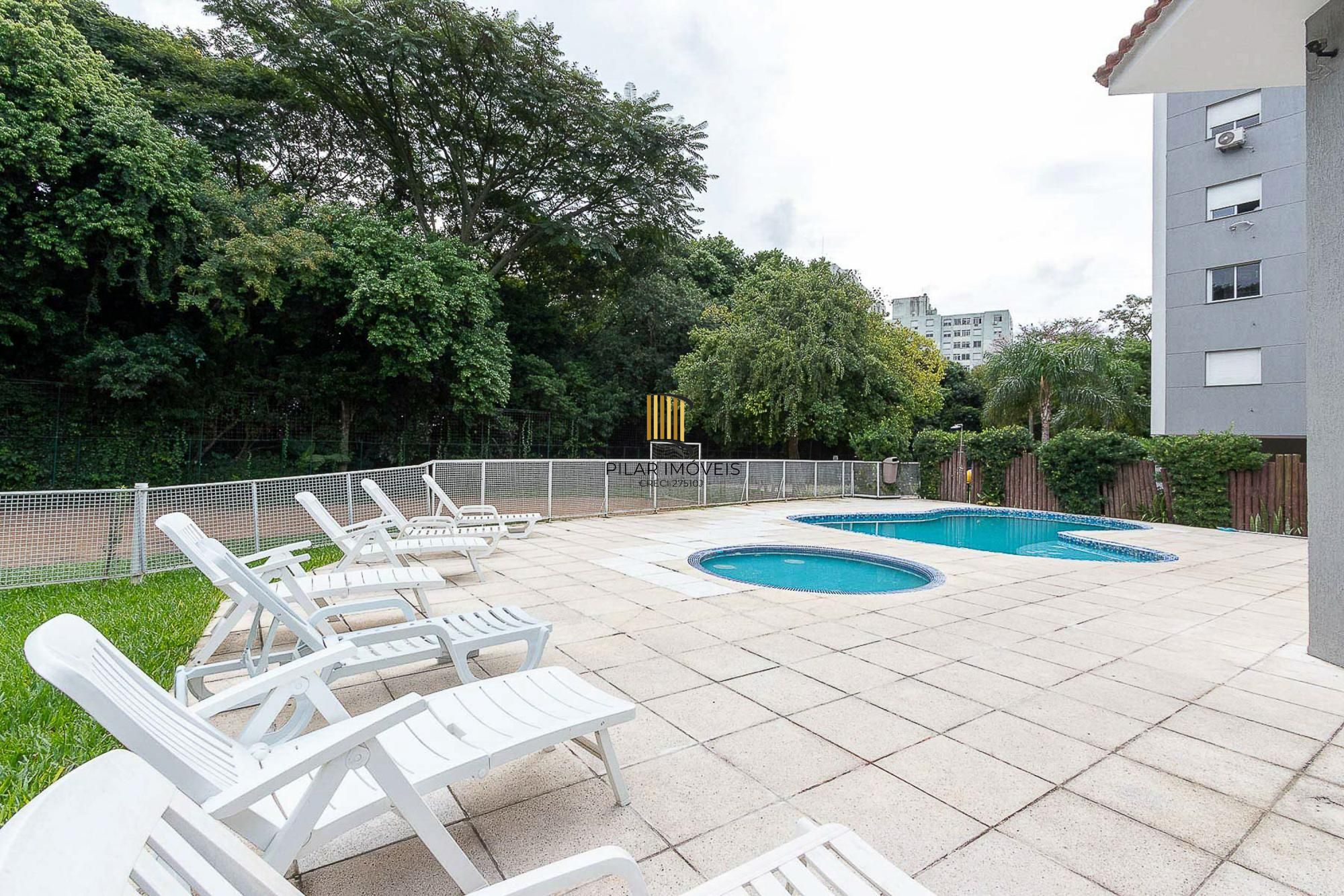 Apartamento de 3 dormitórios, 1 banheiro e uma vaga de garagem.