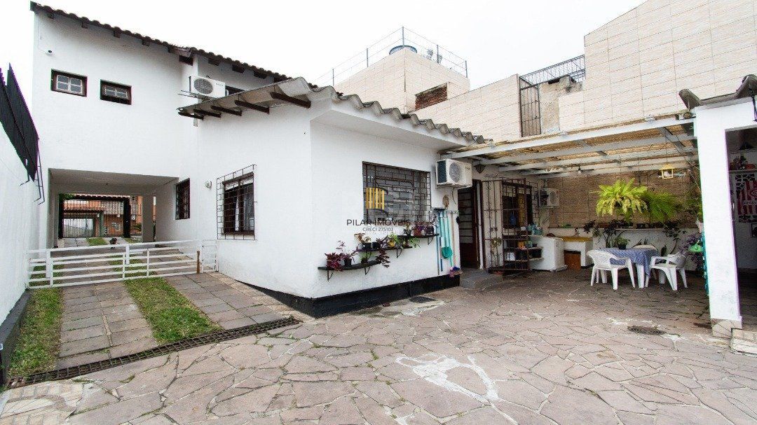Casa para Venda - 238m², 3 dormitórios, sendo 1 suites, 3 vagas - Camaquã