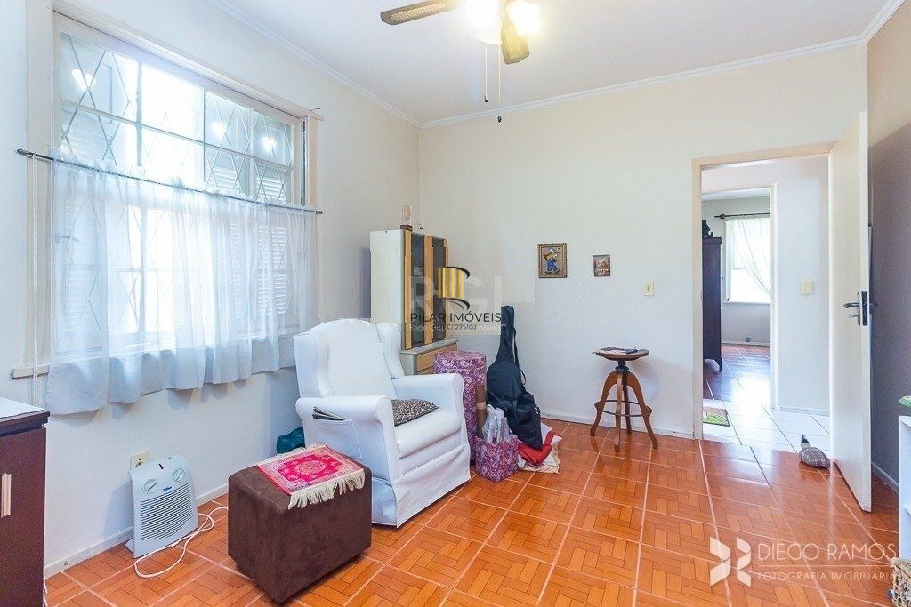 Casa térrea à venda, com 2 suites, 3 banheiros, edicula, pátio, 2 vagas - Bairro Medianeira