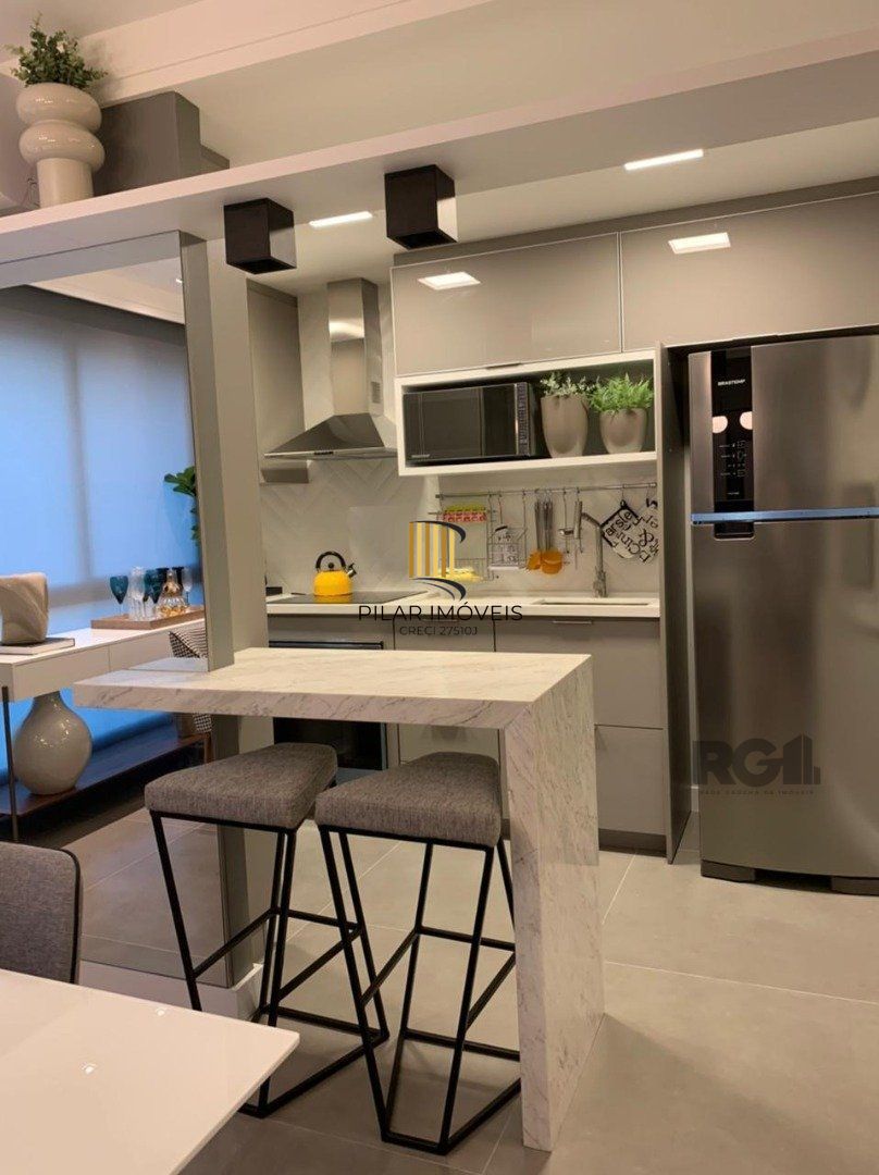 Apartamento belíssimo de 02 dormitórios com garagem coberta.  