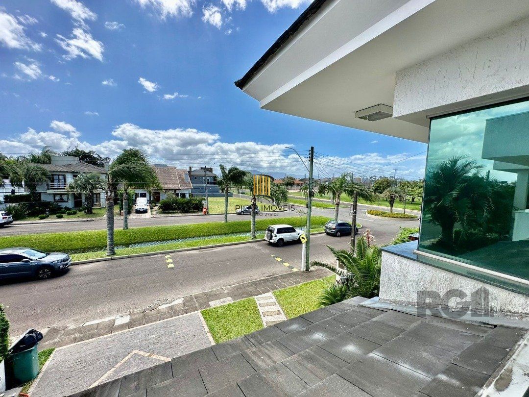 CASA EM CONDOMINIO COM TRES DORMITÓRIOS TRES SUITES