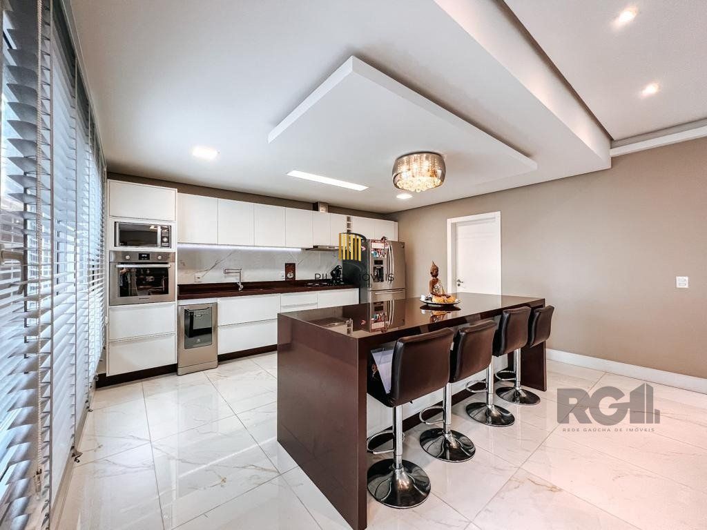 Excelente residência com aproximadamente 219m² privativos,