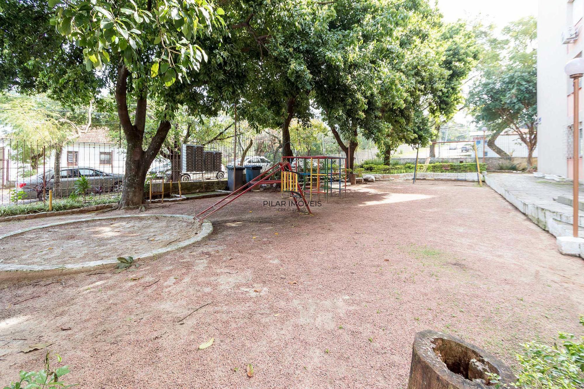 Apartamento semimobiliado à venda no bairro Cristal, 2 dormitórios, 2 banheiros, 1 vaga coberta e vista livre para o Guaíba