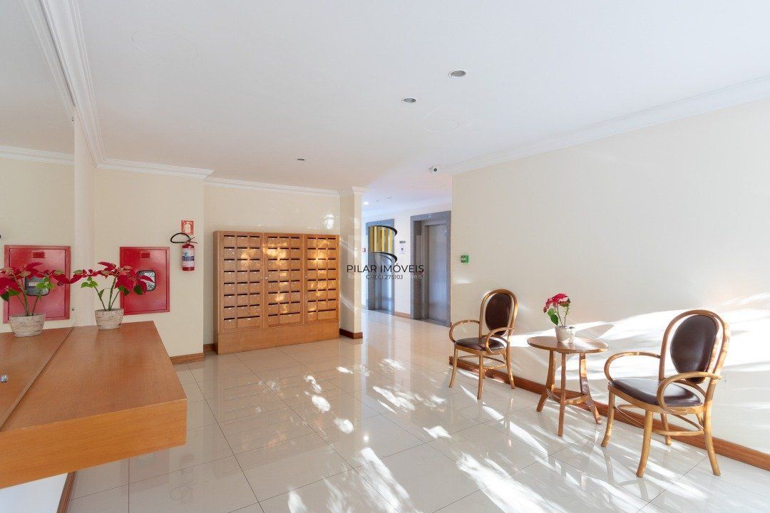 Apartamento de dois dormitórios, uma suíte, living, cozinha com churrasqueira, área de serviço, banheiro social e uma vaga de garagem.