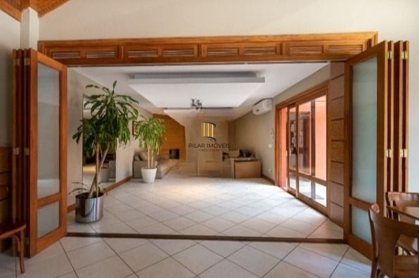Casa em Condomínio com 487m² | 4 Dormitórios sendo 4 suítes, 3 vagas, no Bairro Três Figueiras, Porto Alegre