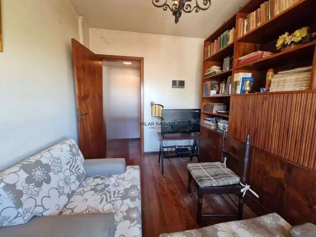 Apartamento semimobiliado no bairro Tristeza, com 3 dormitórios, 01 suíte, e 105m² Privativos!!!