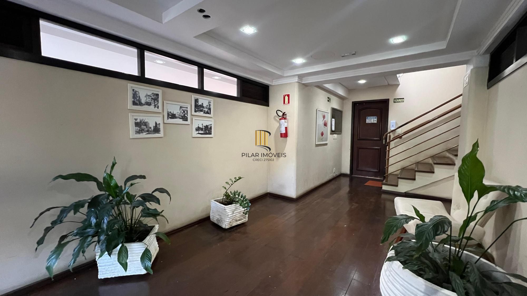 Cobertura no bairro Menino Deus com 01 dormitório sendo suíte