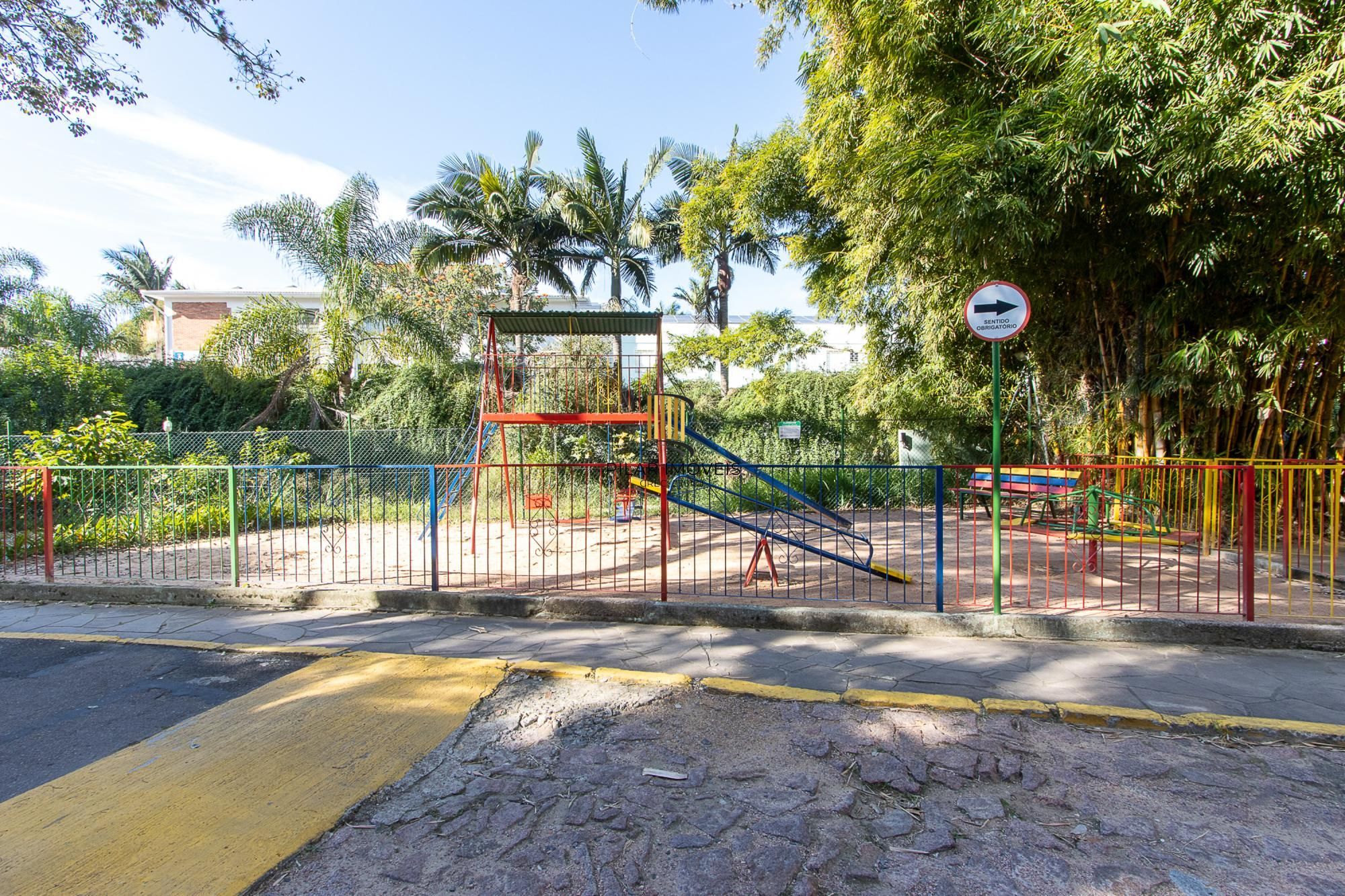 Apartamento de 2 quartos, living, cozinha planejada, área de serviço e 1 vaga.
