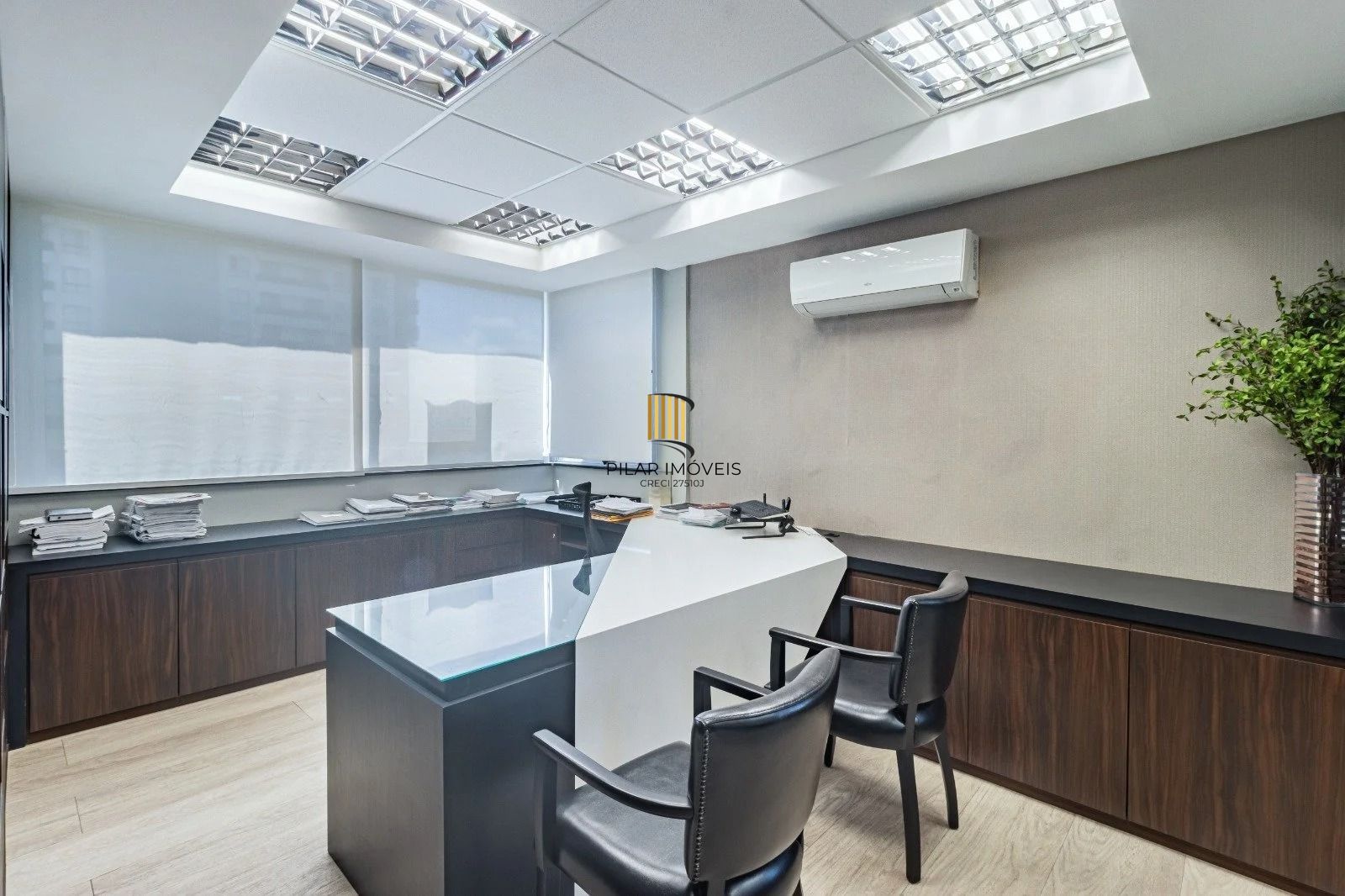 Sala/Conjunto Comercial com 4 vagas e 218m²